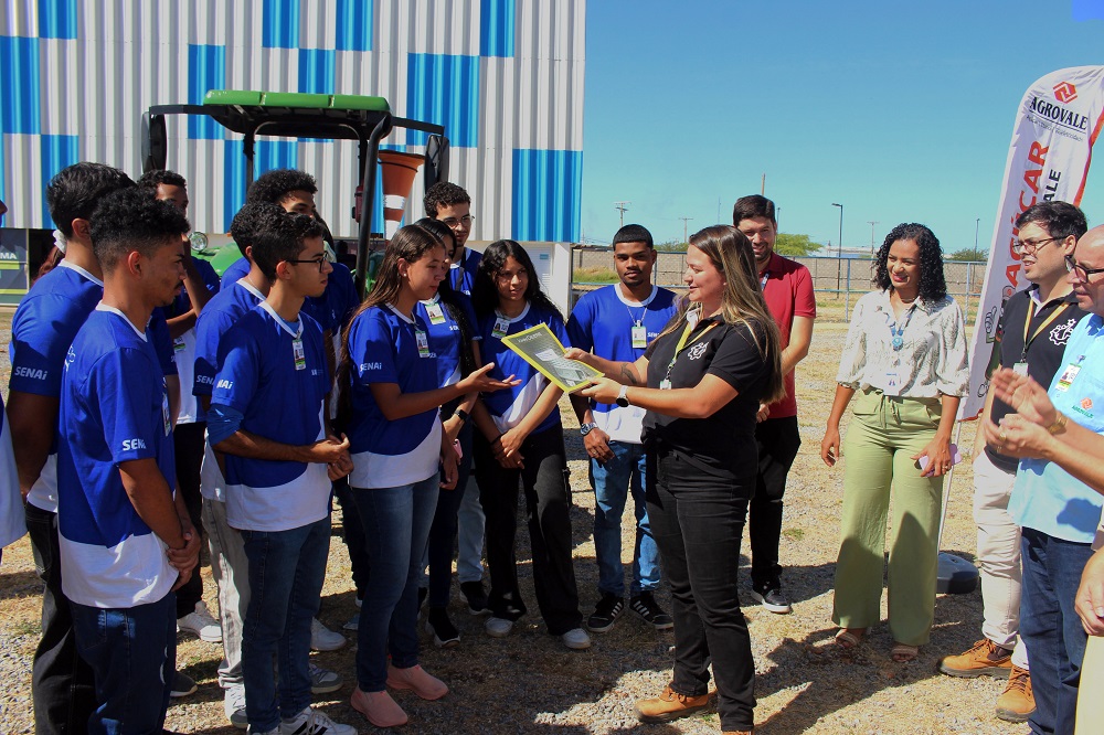 Agrovale investe em capacitação profissional com doação de trator para o SENAI de Juazeiro