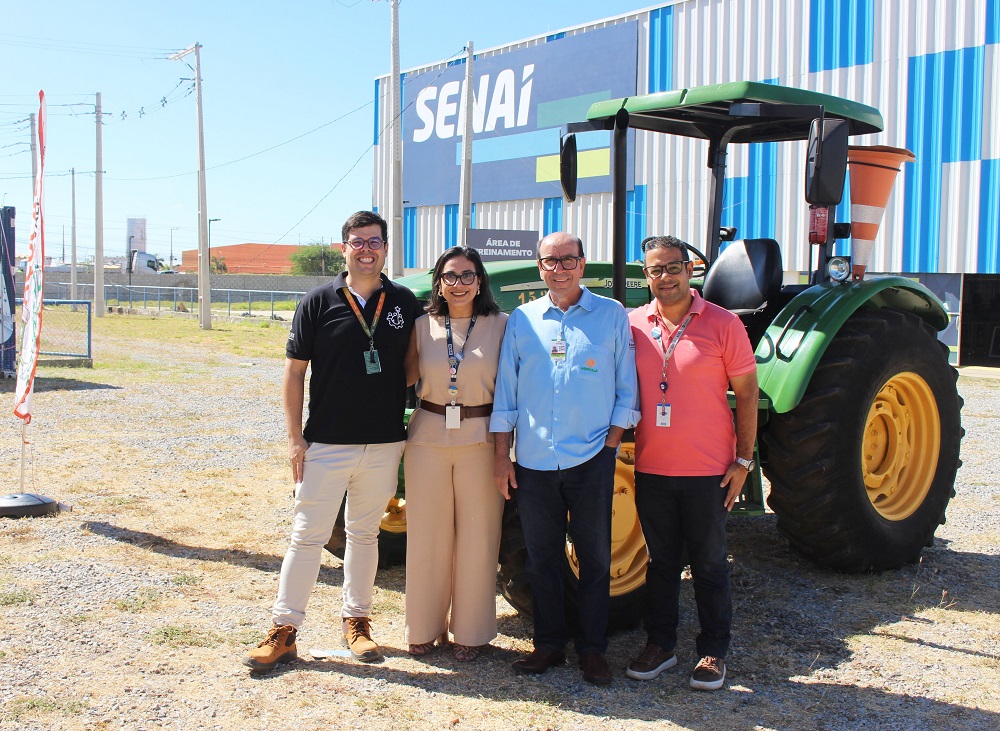 Agrovale investe em capacitação profissional com doação de trator para o SENAI de Juazeiro