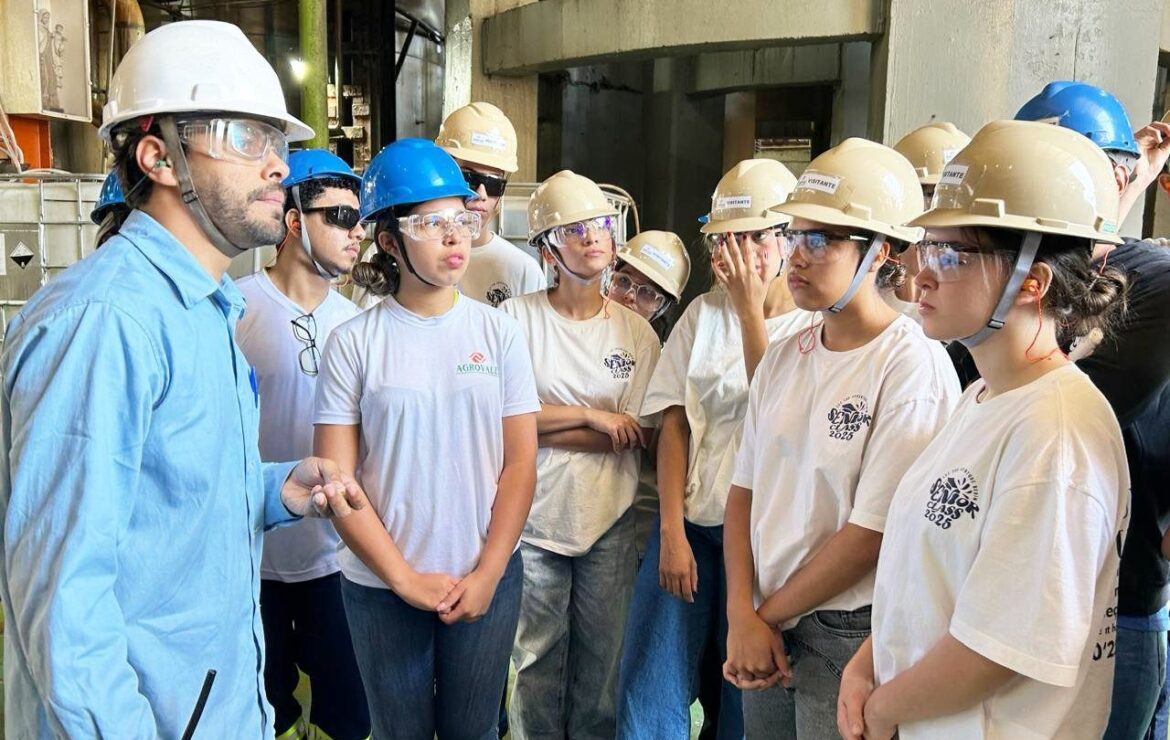 Alunos do Sesi Juazeiro fazem visita técnica à Agrovale