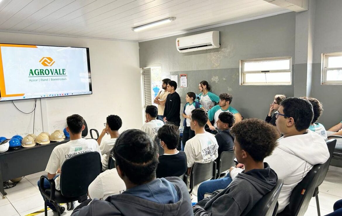 Alunos do Sesi Juazeiro fazem visita técnica à Agrovale