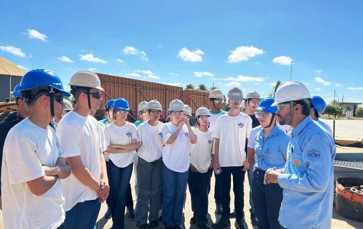 Alunos do Sesi Juazeiro fazem visita técnica à Agrovale