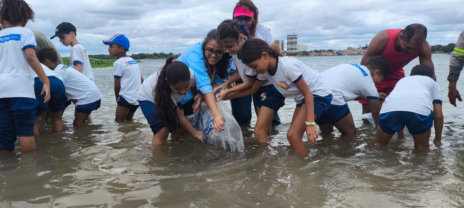 Agrovale participa de soltura de 50 mil alevinos no Rio São Francisco em celebração pelo Dia Mundial da Água