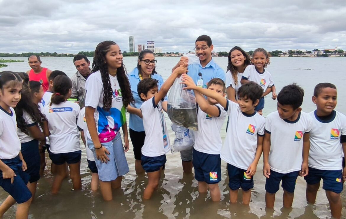 Agrovale participa de soltura de 50 mil alevinos no Rio São Francisco em celebração pelo Dia Mundial da Água
