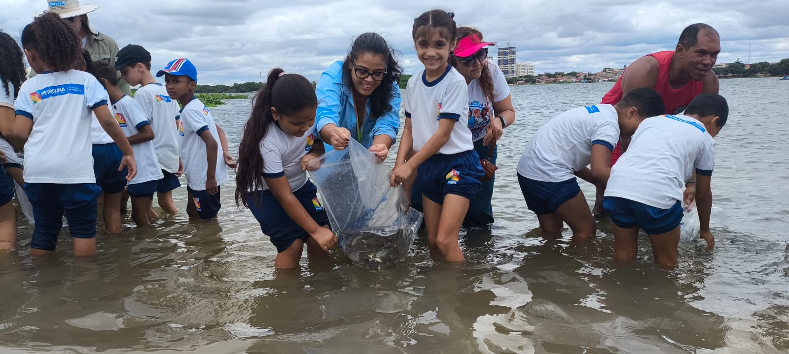 Agrovale participa de soltura de 50 mil alevinos no Rio São Francisco em celebração pelo Dia Mundial da Água